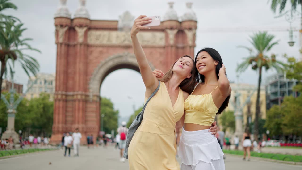 微笑的混血女性在夏天的户外享受自拍或写博客视频素材