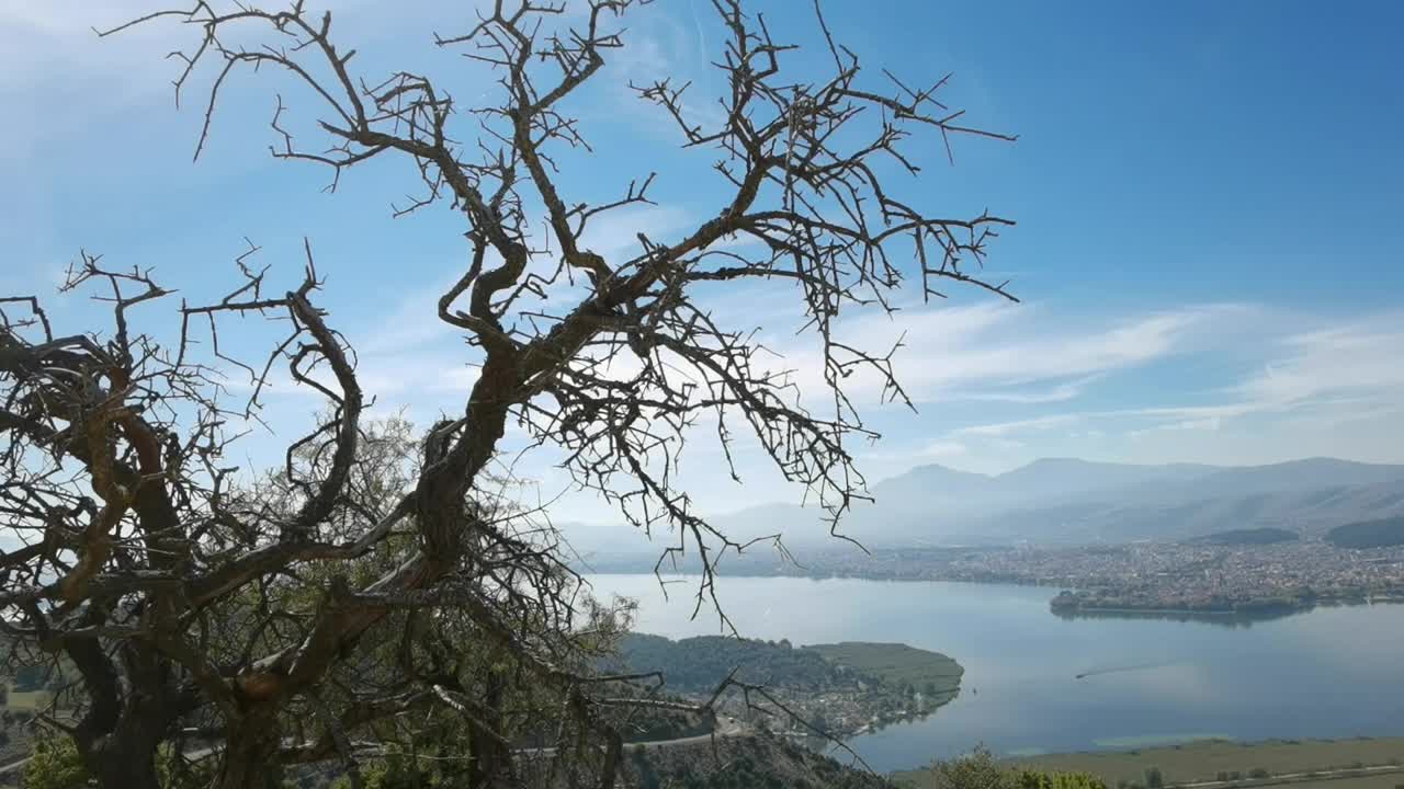 希腊秋天的帕姆沃提斯湖和约阿尼纳城视频素材