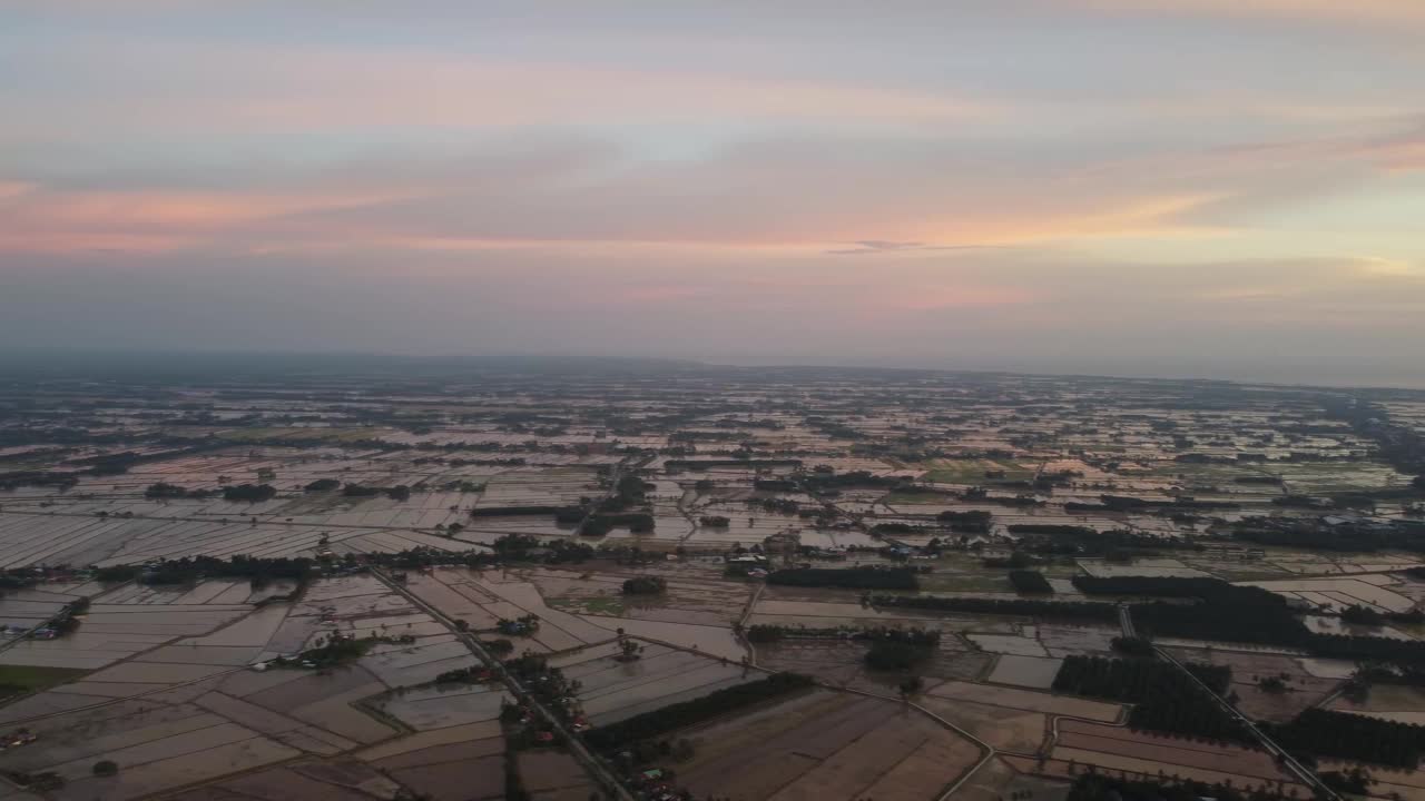 马来西亚稻田空中淘洗水季视频素材