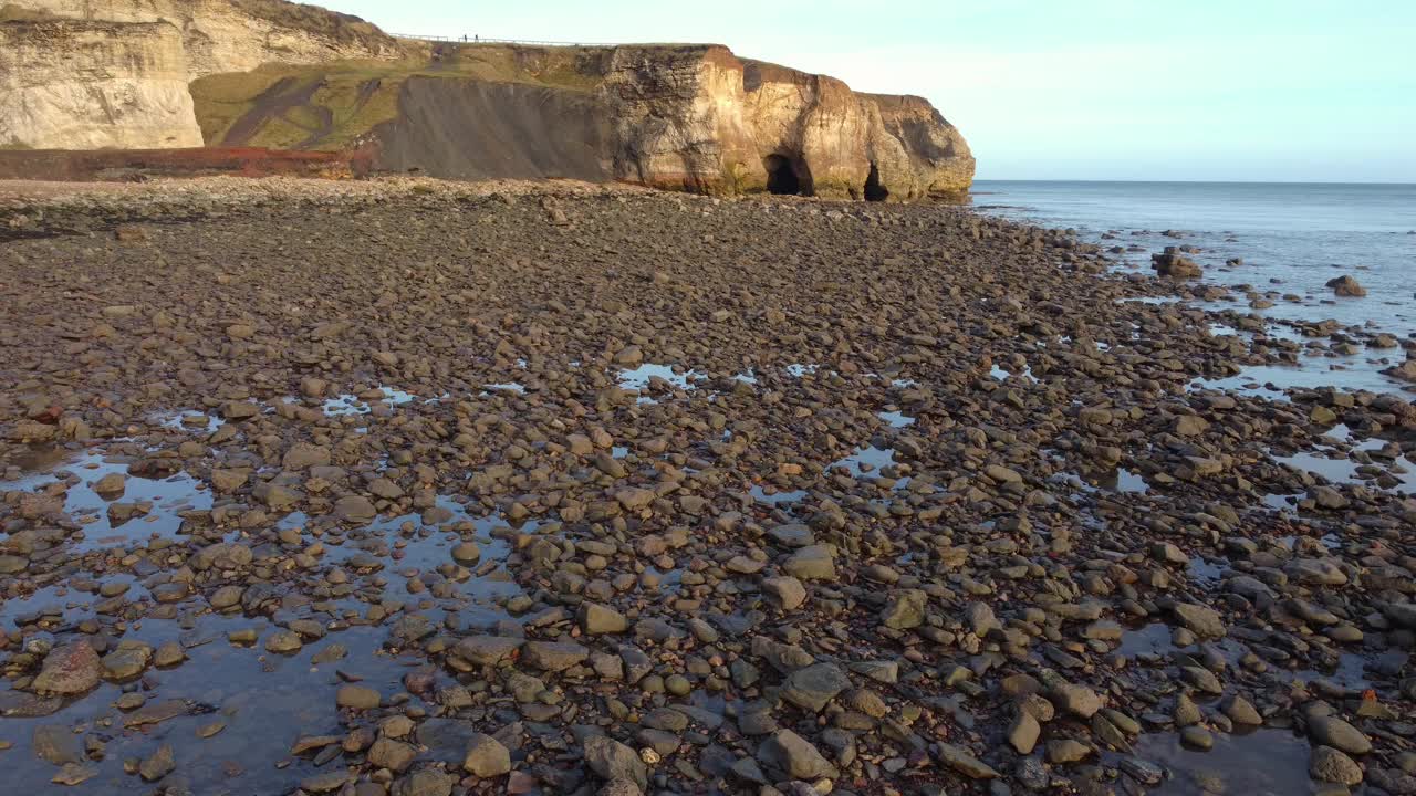 Blast Beach海岸线，Durham Heritage海岸。快速跟踪拍摄。视频素材