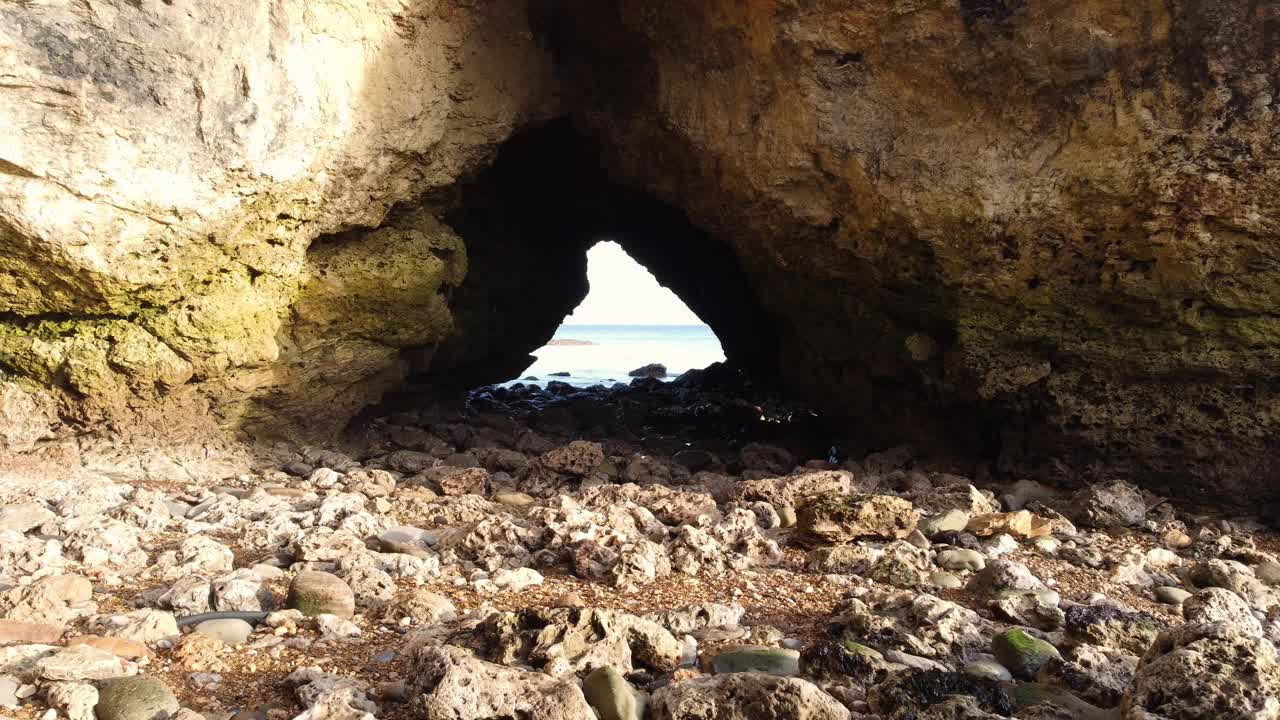 在南希尔兹的一个海岸海湾进行跟踪拍摄视频素材