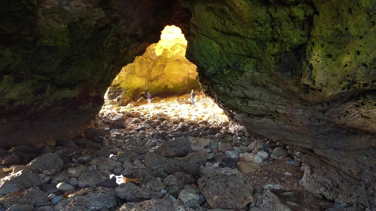 放大拍摄的海岸海湾，最终上升到南希尔兹的悬崖顶部。视频下载