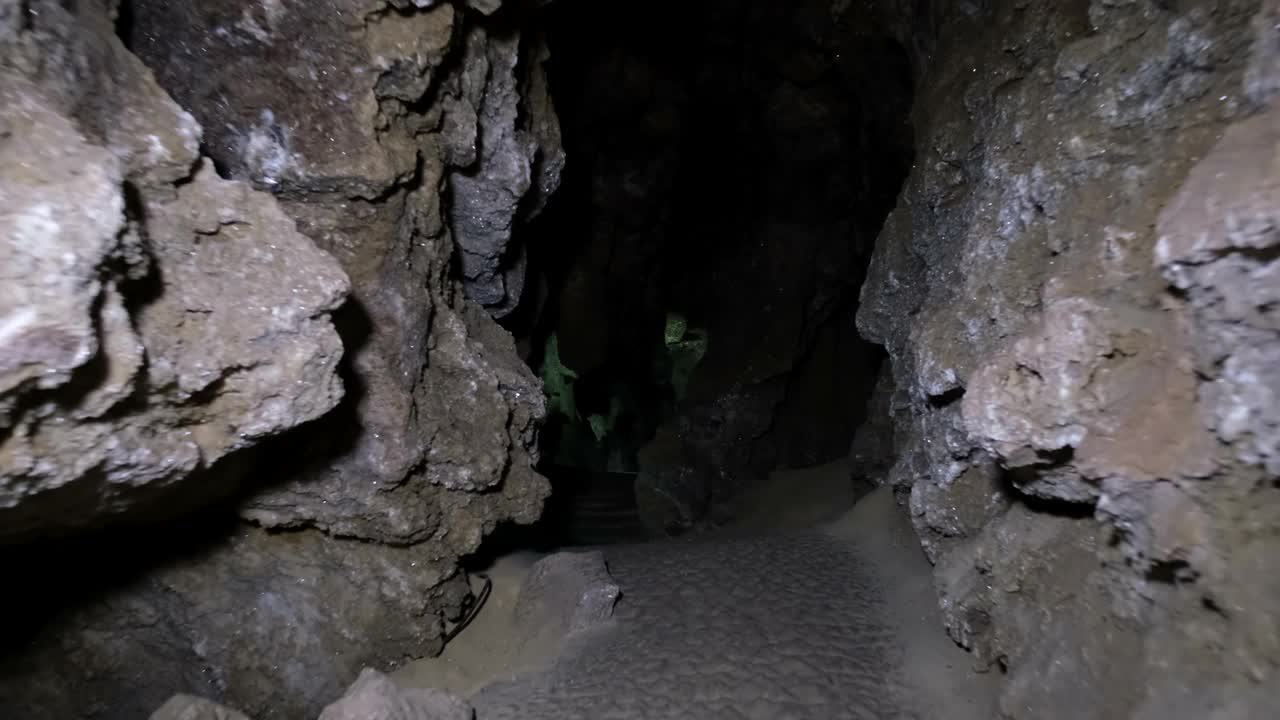 石膏洞暗隧道开挖地下。视频素材