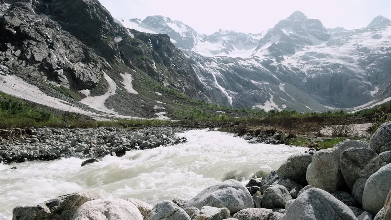 美丽的风景与湍急的山河之间的岩石视频素材