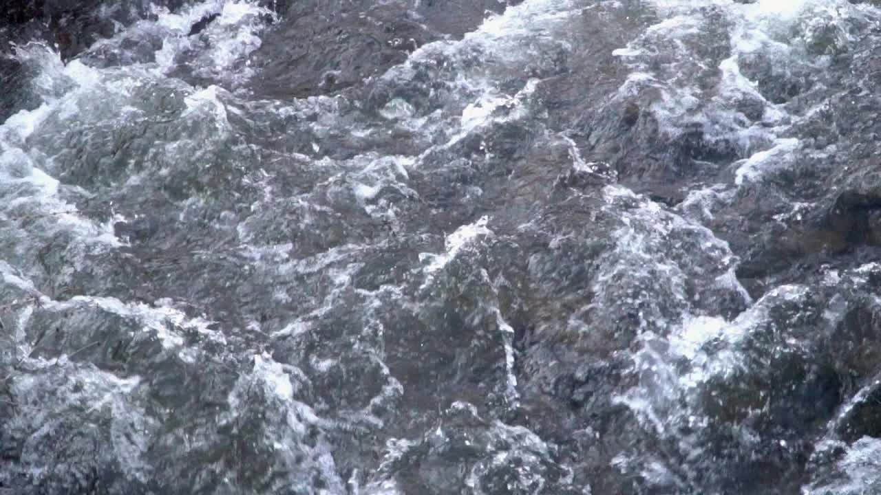 湍急的河流急流，缓慢的运动视频素材