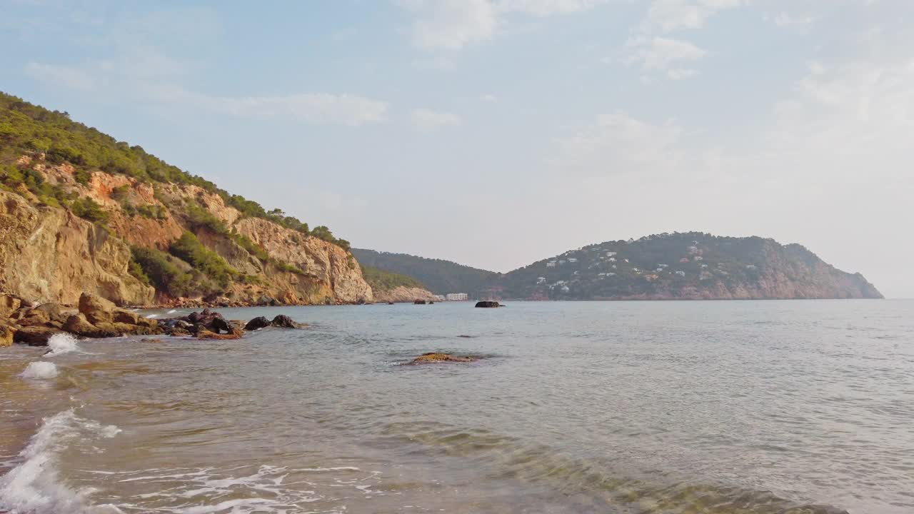 夏天，西班牙伊比沙岛美丽的海滩视频素材