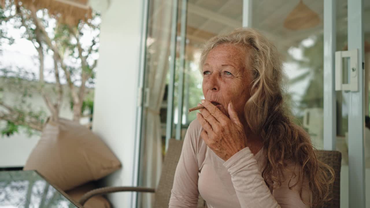 老年妇女在户外吸烟视频素材