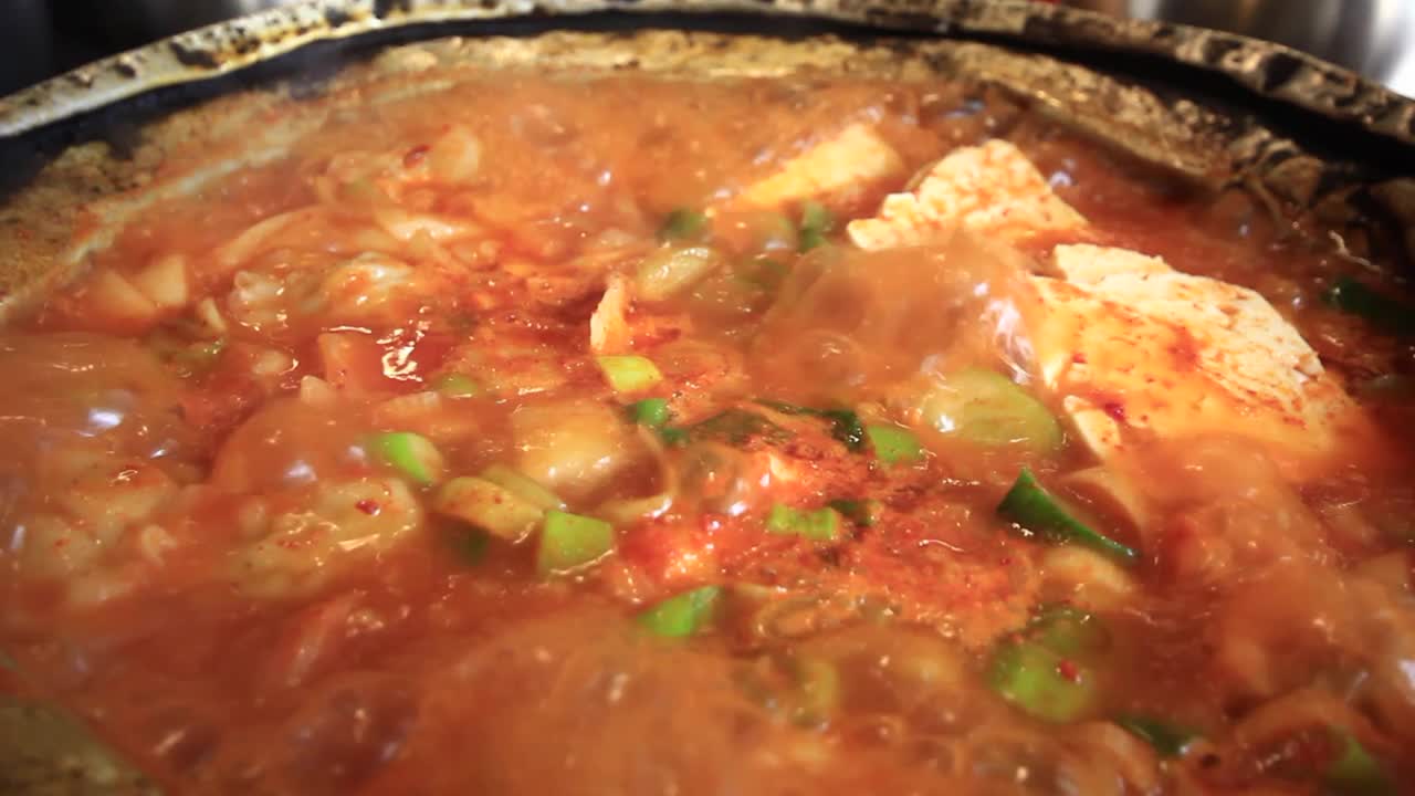 泡菜汤，泡菜猪肉汤，韩国料理，韩国料理视频素材