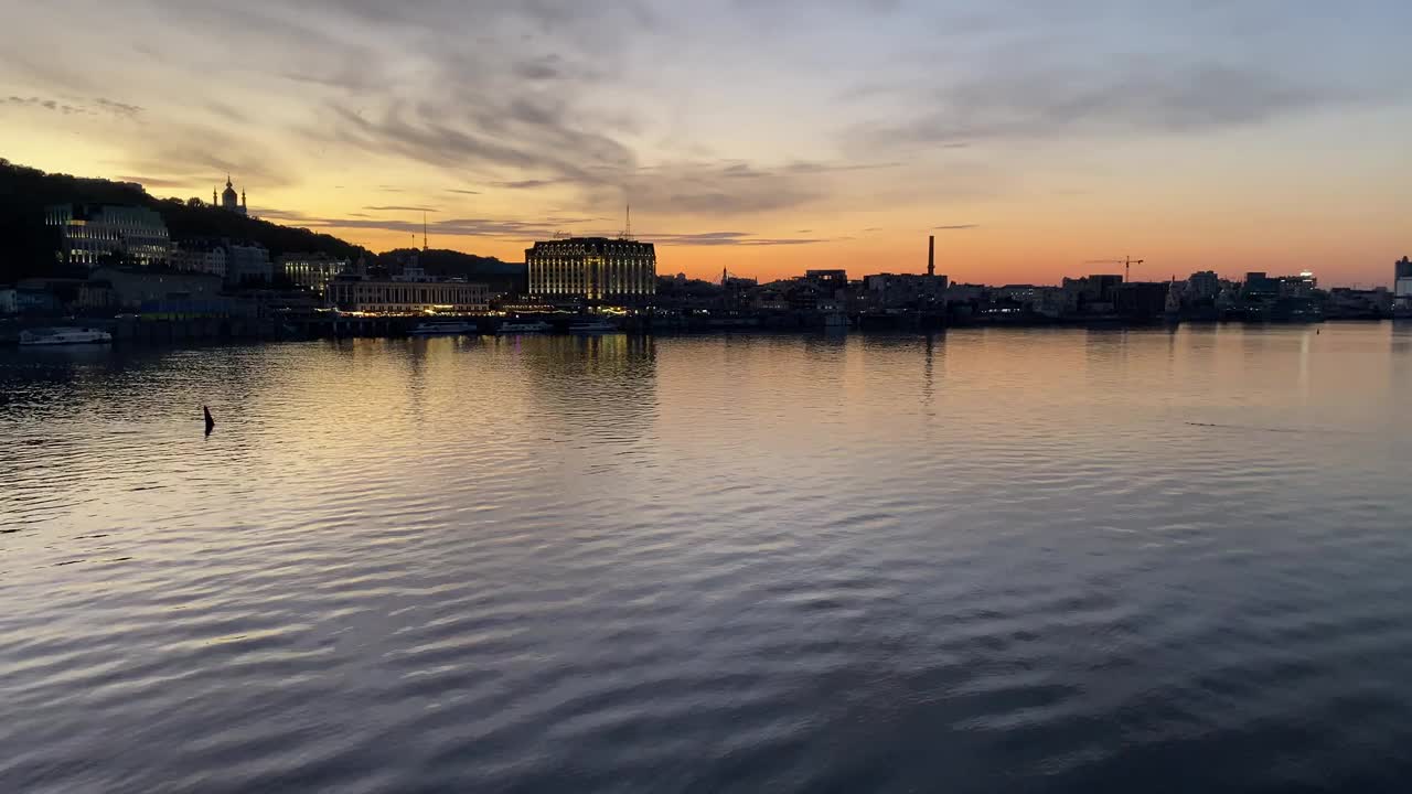 第聂伯河在基辅的傍晚城镇景观。基辅美丽的城市夜景。黄昏时的城市天际线。视频素材