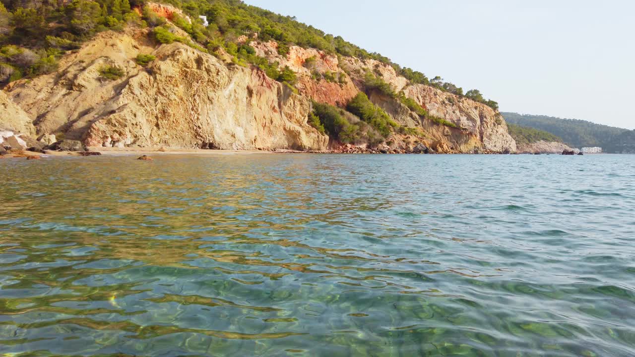 夏天，西班牙伊比沙岛美丽的海滩视频素材