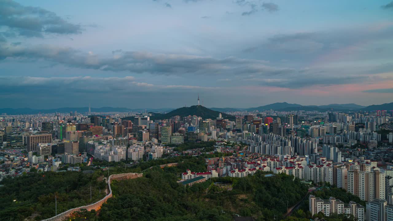 美丽的云朵飘过首尔城市天际线鸟瞰图夜(放大)视频素材