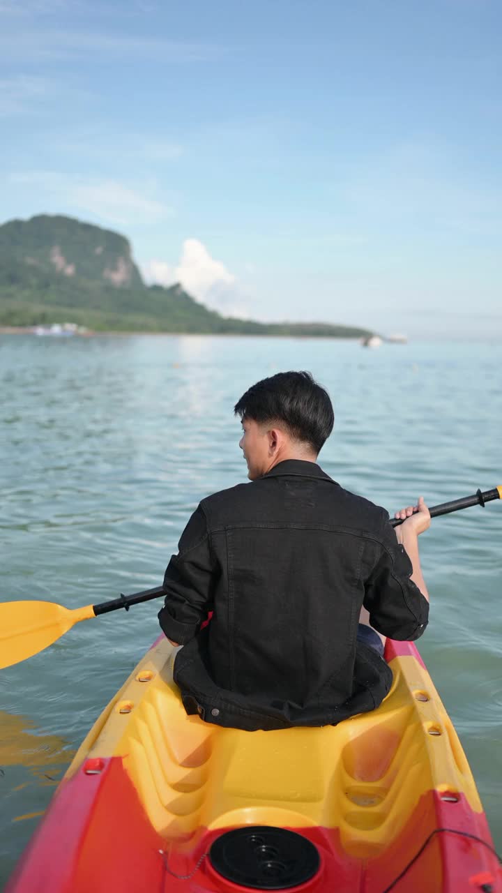 年轻的亚洲z一代游客在泰国木庄划皮艇旅行视频素材