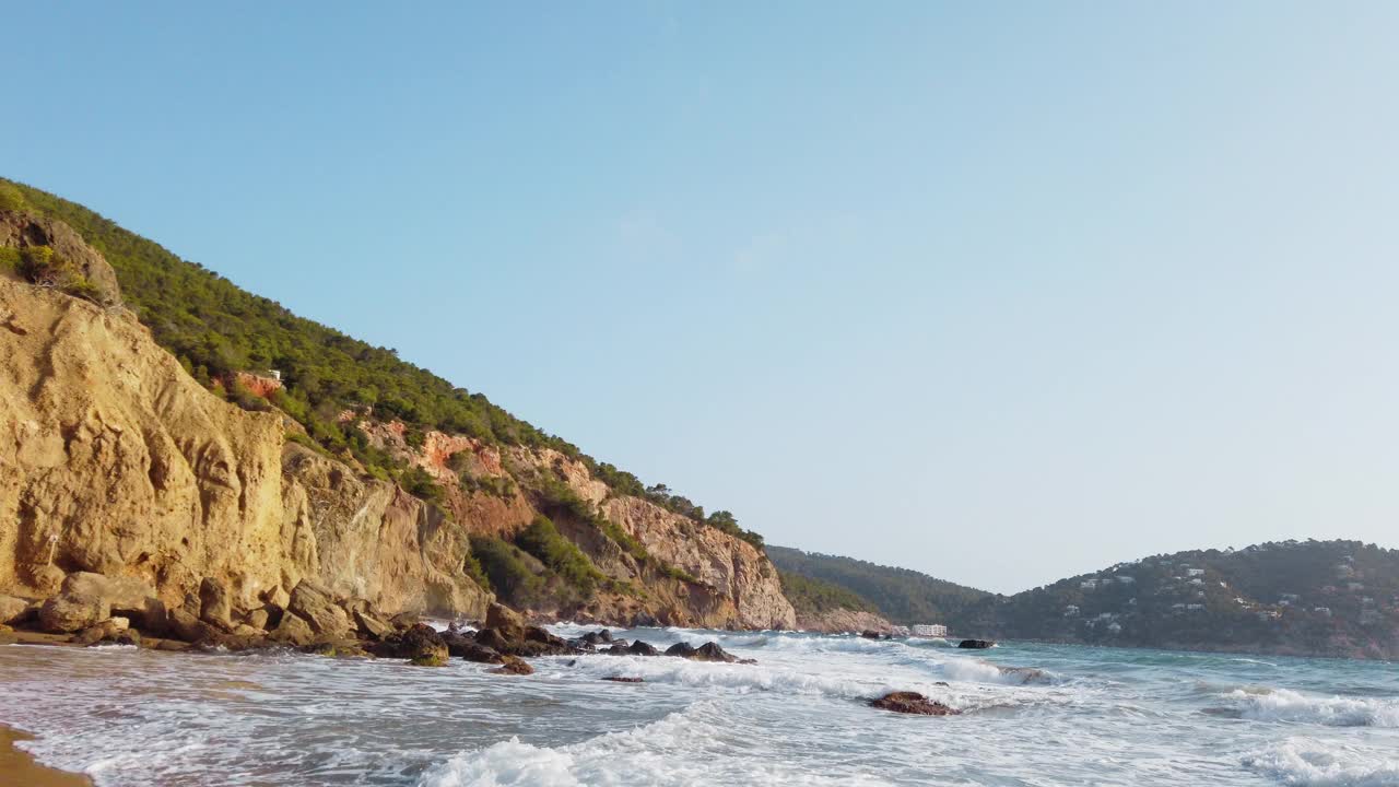 夏天，西班牙伊比沙岛美丽的海滩视频素材