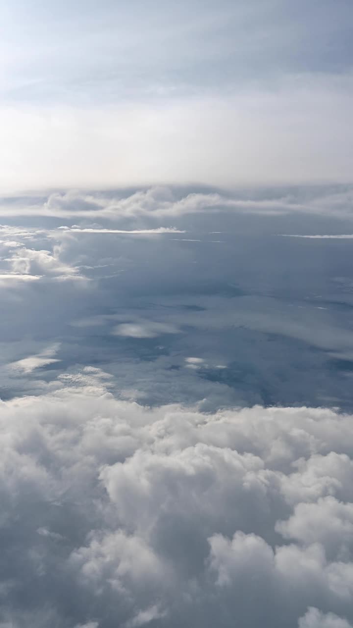 垂直拍摄空中飞机飞在日落天空自然背景云视频素材