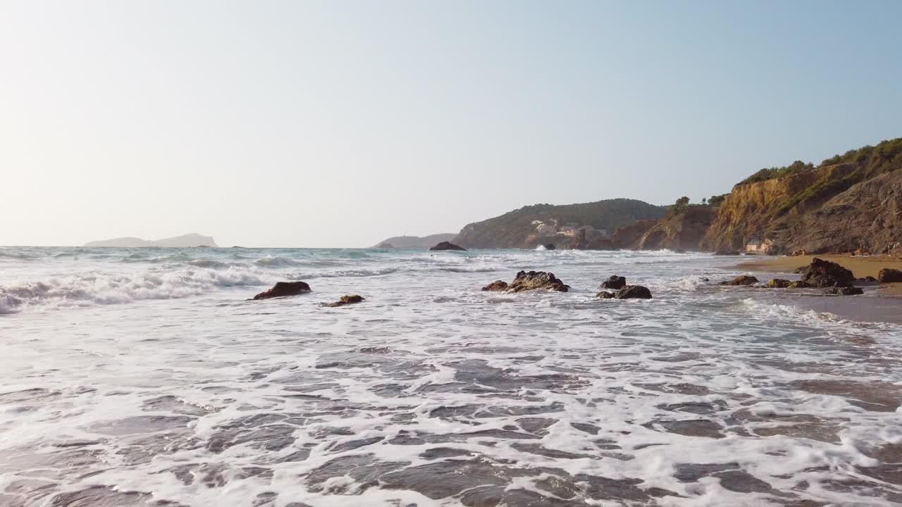 夏天，西班牙伊比沙岛美丽的海滩视频素材