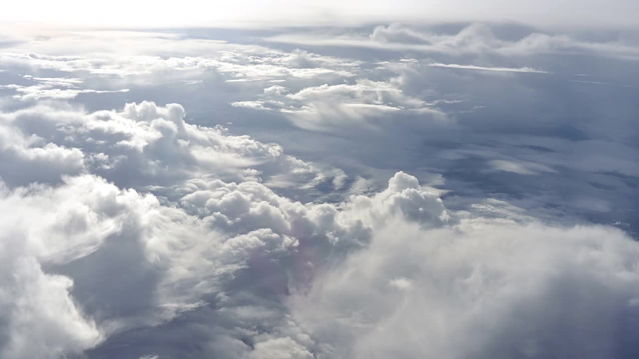 飞机在日落天空上方飞行，自然背景云与美丽的阳光视频素材