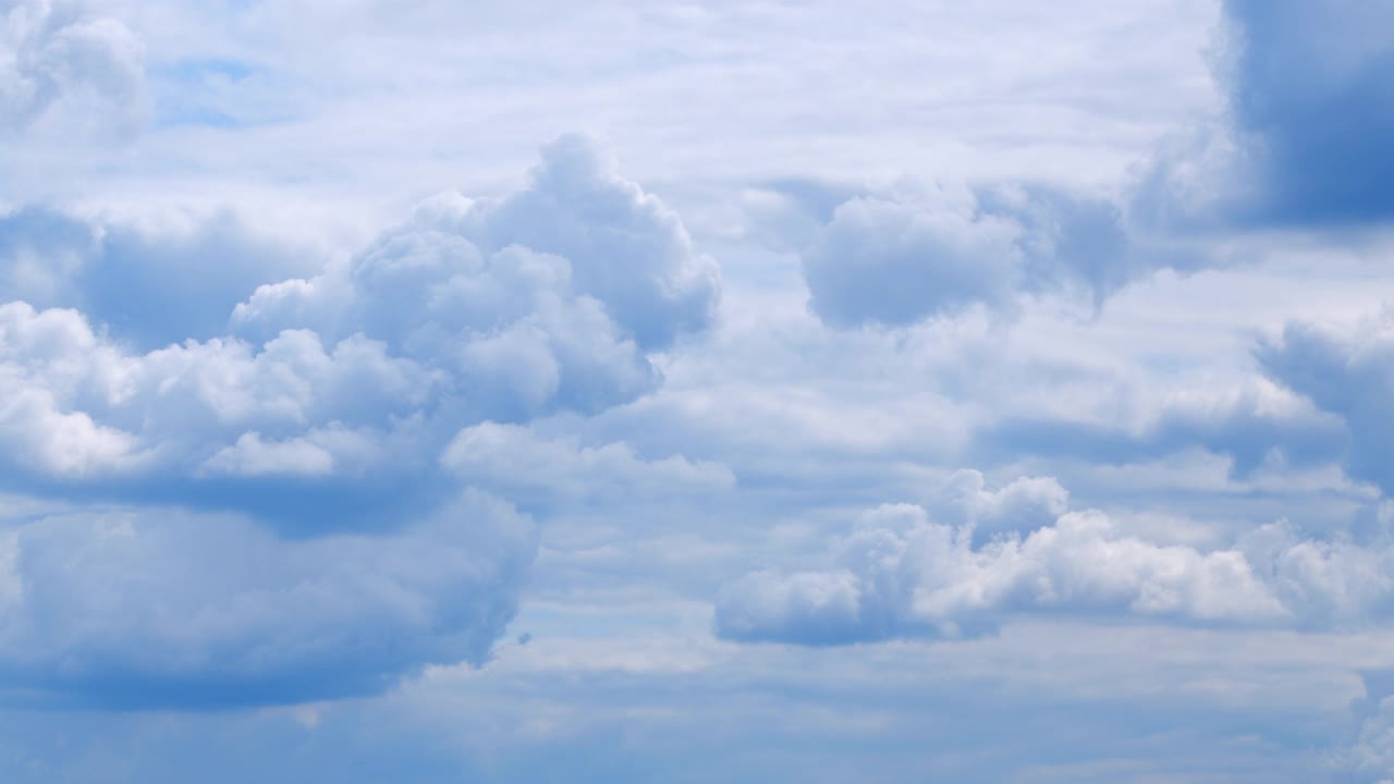 在刮风的天气里，有几层蓬松卷卷的云层。蓬松的空气cloudscape视频素材