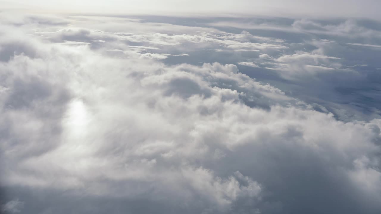 飞机在日落天空上方飞行，自然背景云与美丽的阳光视频素材