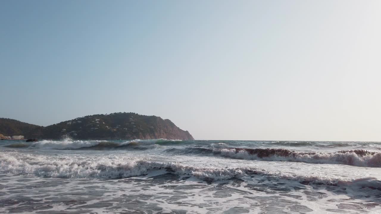 夏天，西班牙伊比沙岛美丽的海滩视频素材