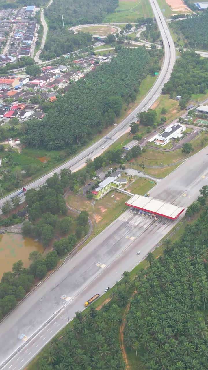 公路鸟瞰图与收费亭视频素材