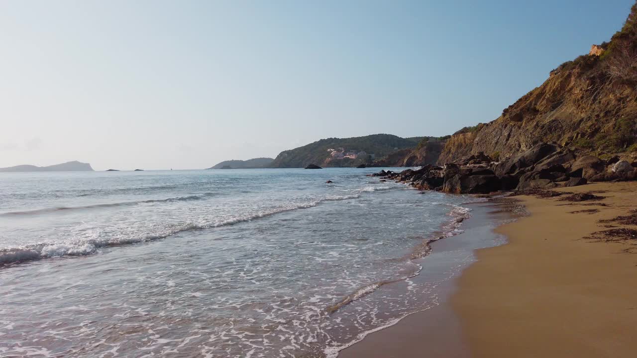 夏天，西班牙伊比沙岛美丽的海滩视频素材