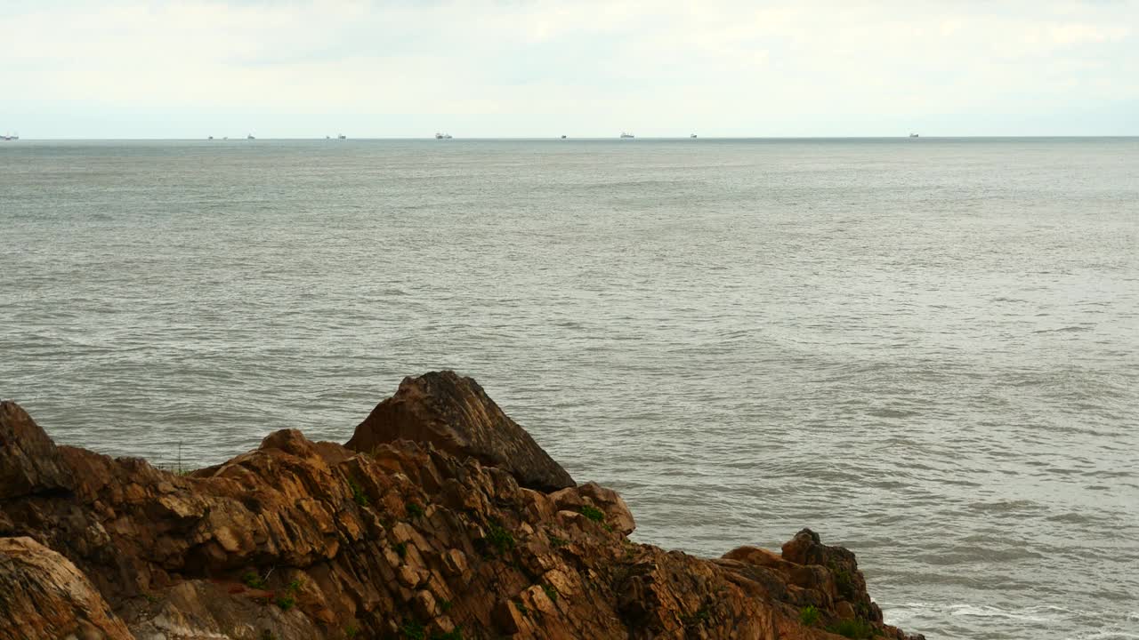 4k波光粼粼的海洋、海水、海浪、海岸、礁石、海岸、波涛、海岸。视频素材