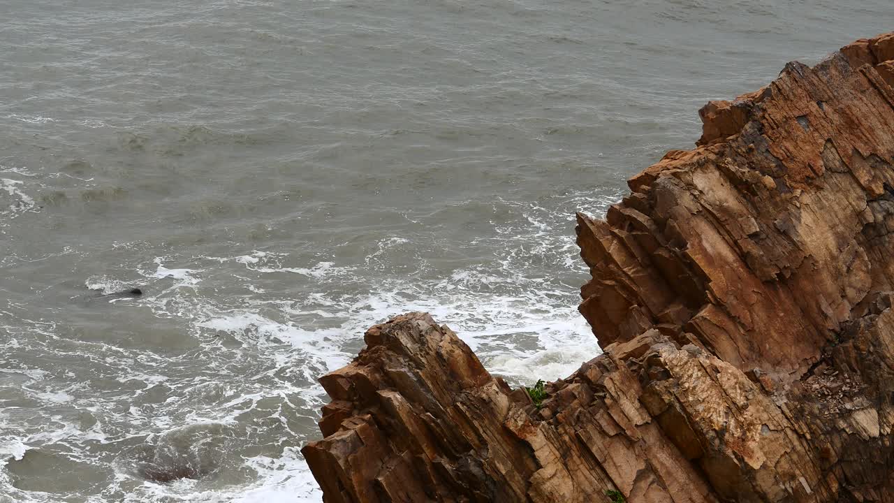 4k波光粼粼的海洋、海水、海浪、海岸、礁石、海岸、波涛、海岸。视频素材