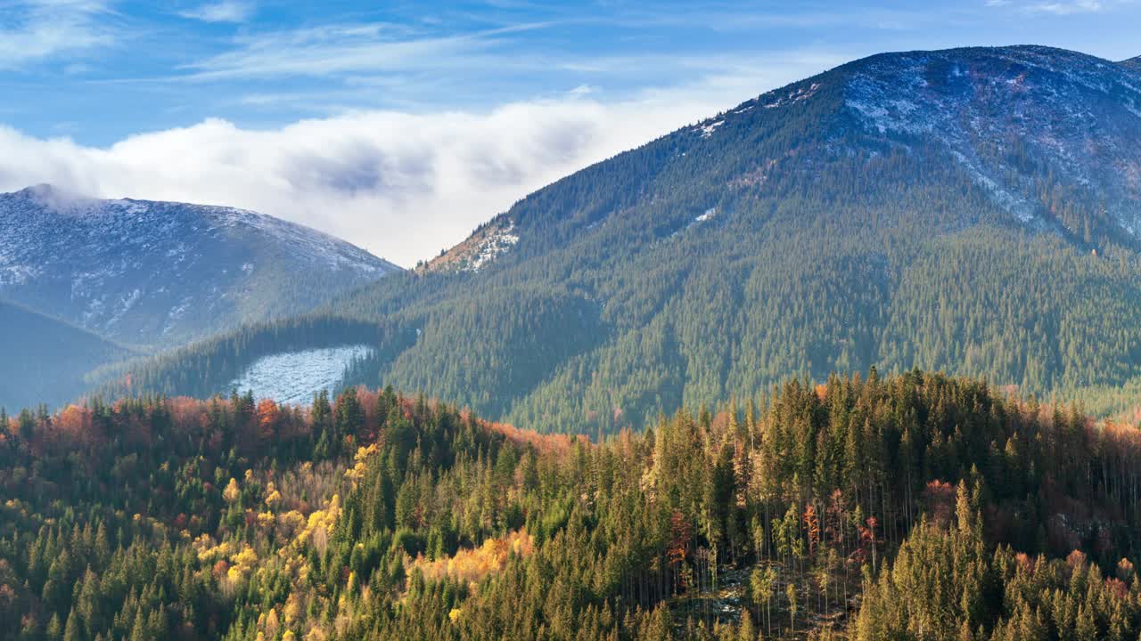 乌克兰,喀尔巴阡山。秋天山上晨雾的时间流逝。白雪皑皑的山脉和飘散的薄雾。视频素材