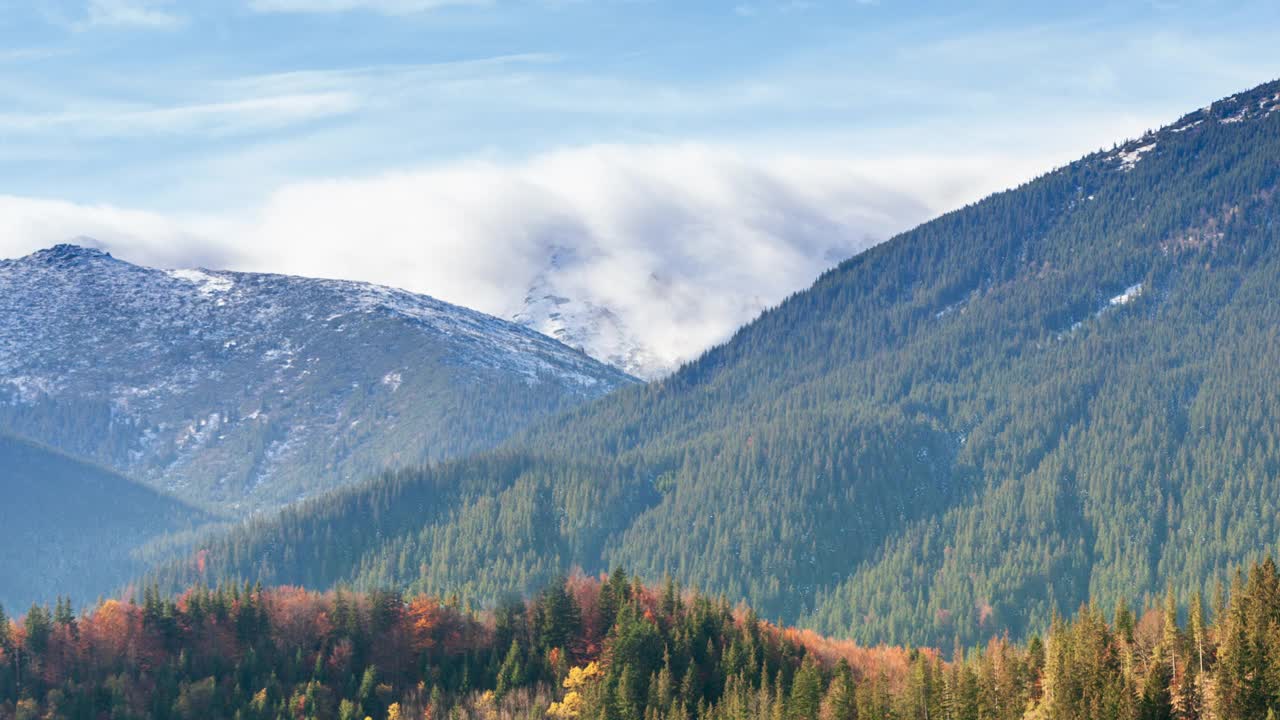 乌克兰,喀尔巴阡山。秋天山上晨雾的时间流逝。风景与雪山和奔跑的薄雾。视频素材