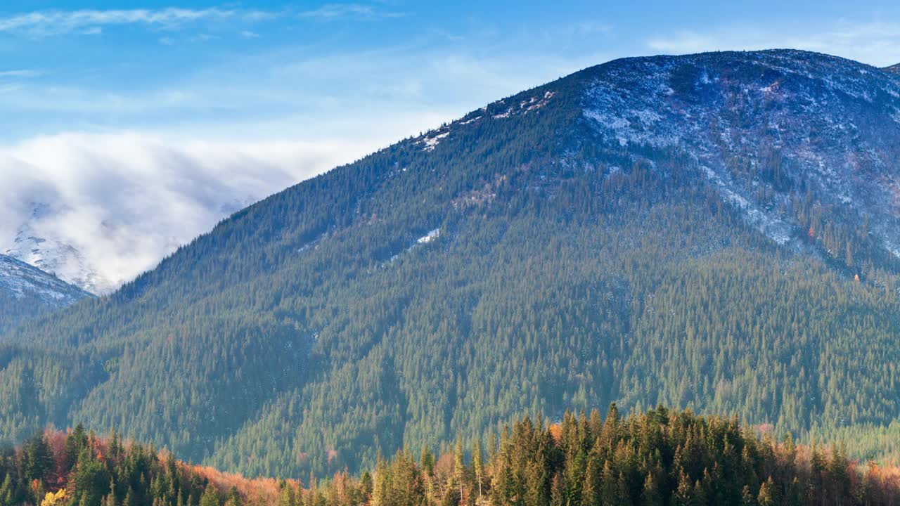 乌克兰,喀尔巴阡山。秋天山上晨雾的时间流逝。风景与雪山和奔跑的薄雾。视频素材