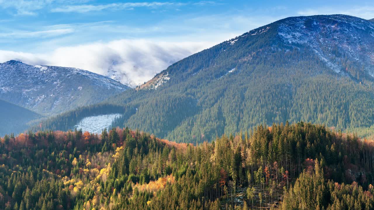 乌克兰,喀尔巴阡山。秋天山上晨雾的时间流逝。白雪皑皑的山脉和飘散的薄雾。视频素材