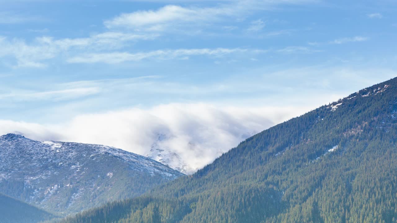 乌克兰,喀尔巴阡山。秋天山上晨雾的时间流逝。风景与雪山和奔跑的薄雾。视频素材