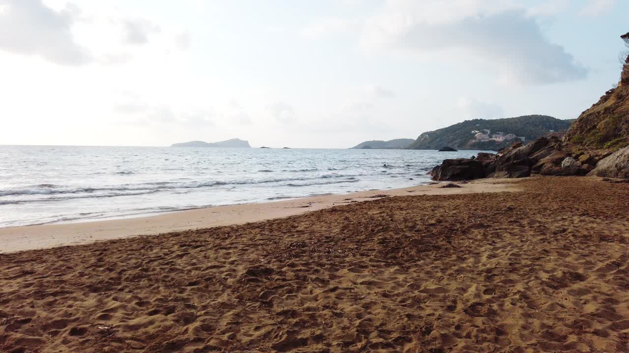 夏天，西班牙伊比沙岛美丽的海滩视频素材