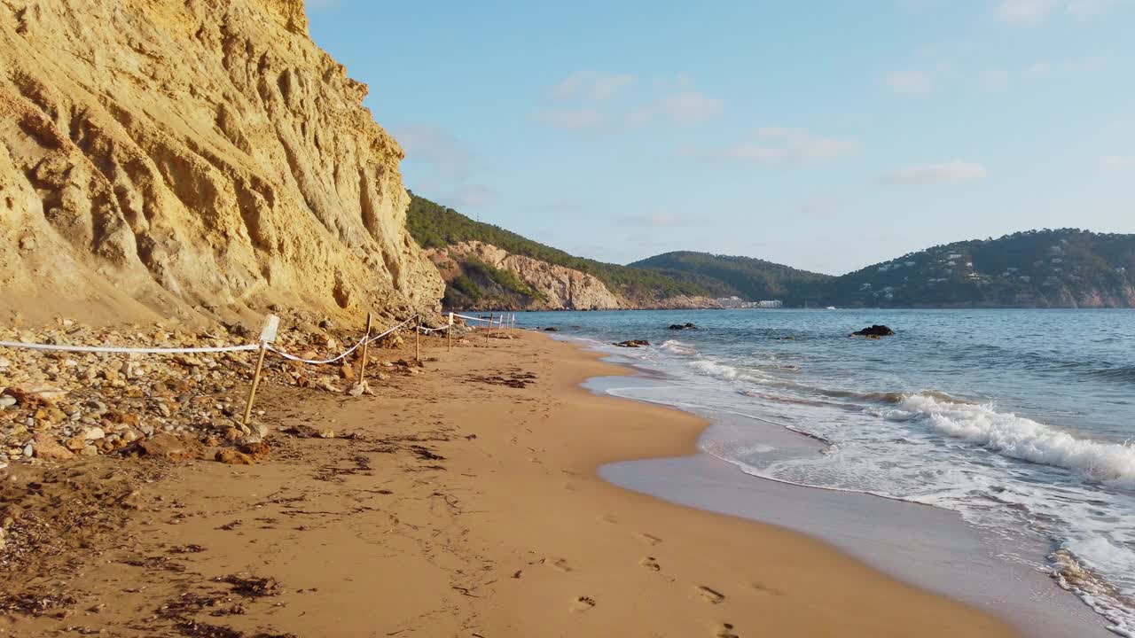 夏天，西班牙伊比沙岛美丽的海滩视频素材