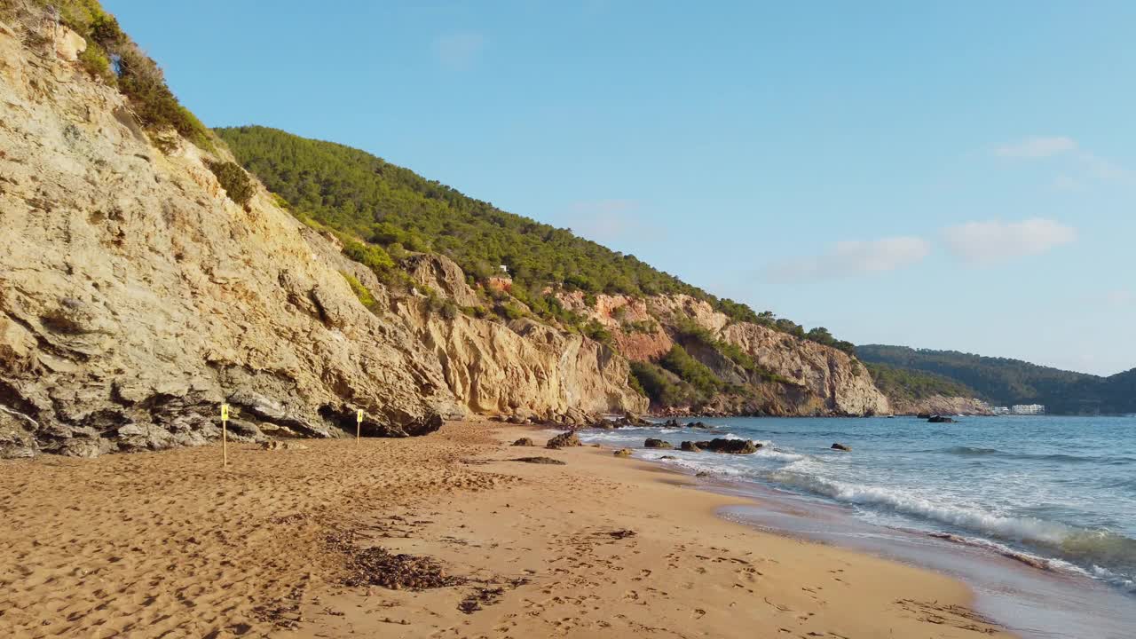 夏天，西班牙伊比沙岛美丽的海滩视频素材