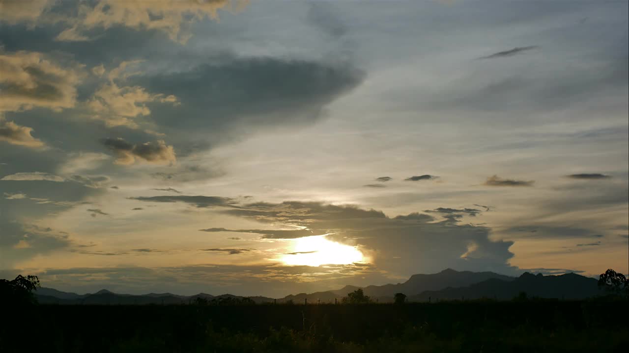 时间流逝的彩色戏剧性的天空与云在日出，天空与太阳的背景。视频素材