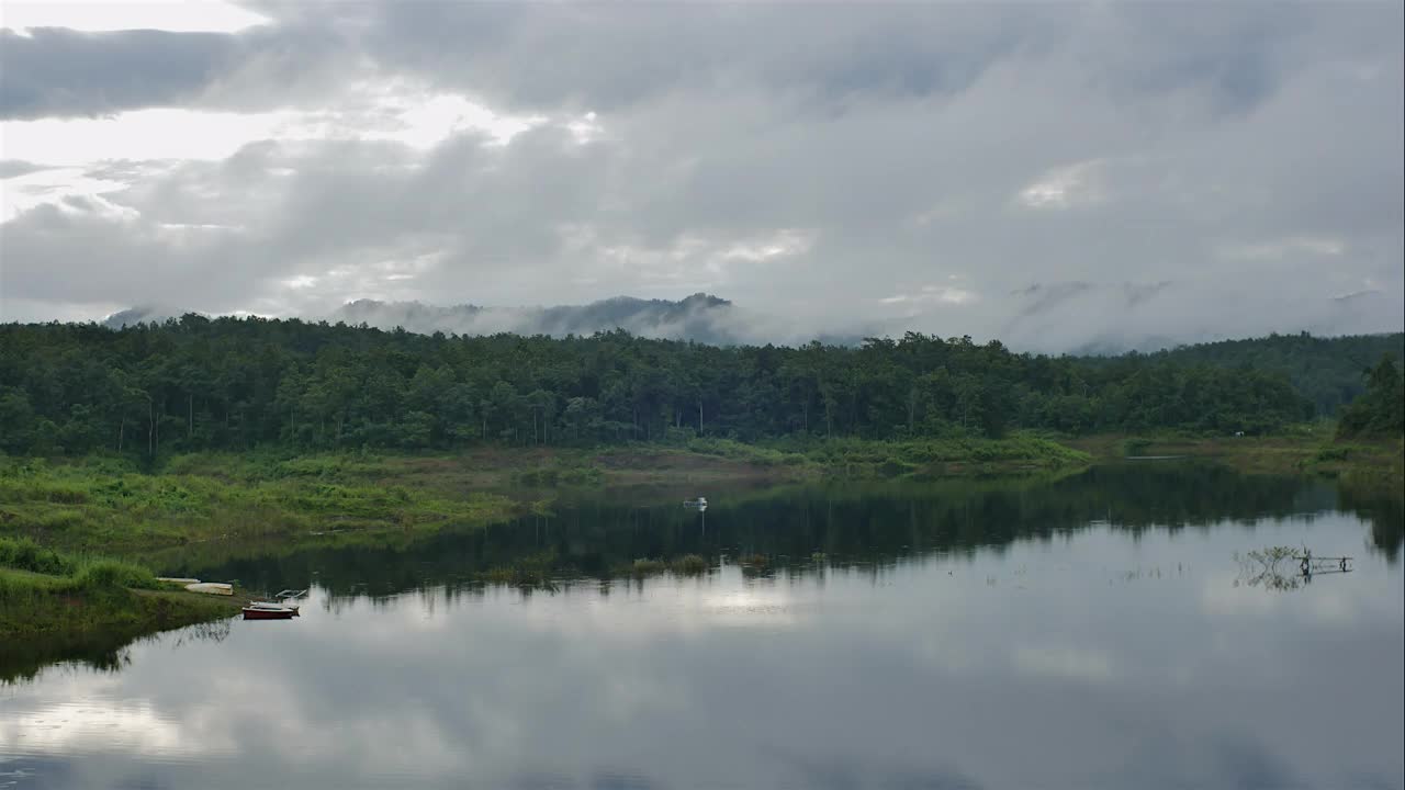 时间流逝的彩色戏剧性的天空与云在日出，天空与太阳的背景。视频素材