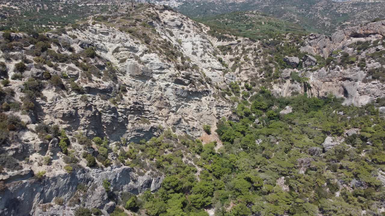 鸟瞰克里特岛草甸山脉景观，希腊。视频素材