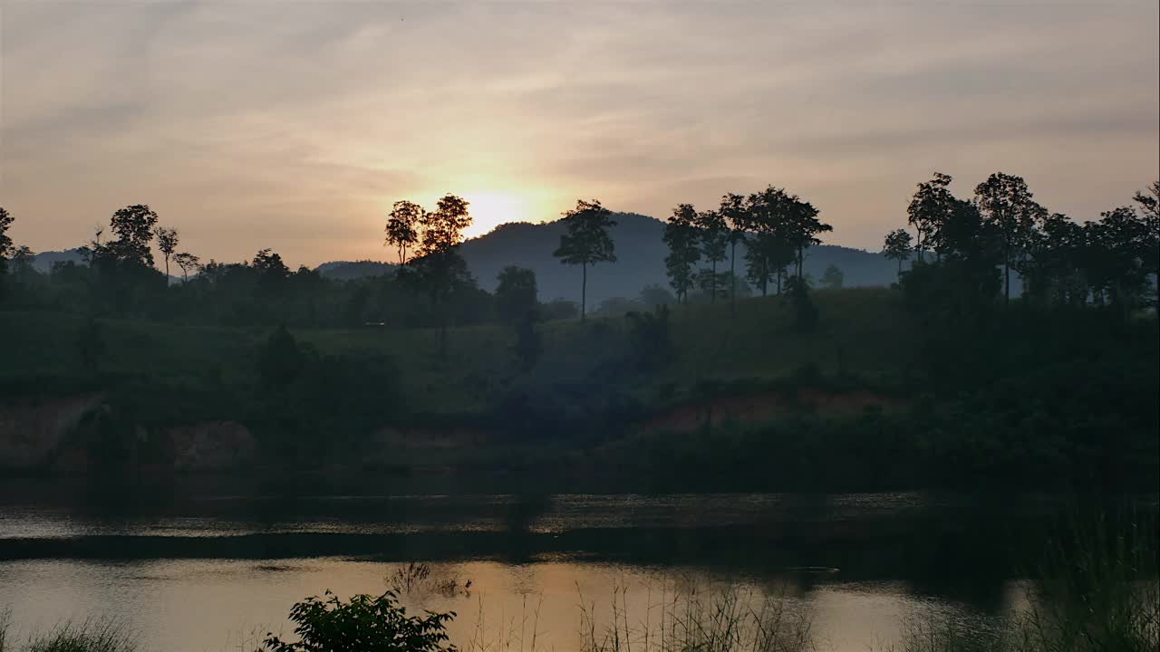 时间流逝的彩色戏剧性的天空与云在日出，天空与太阳的背景。视频素材