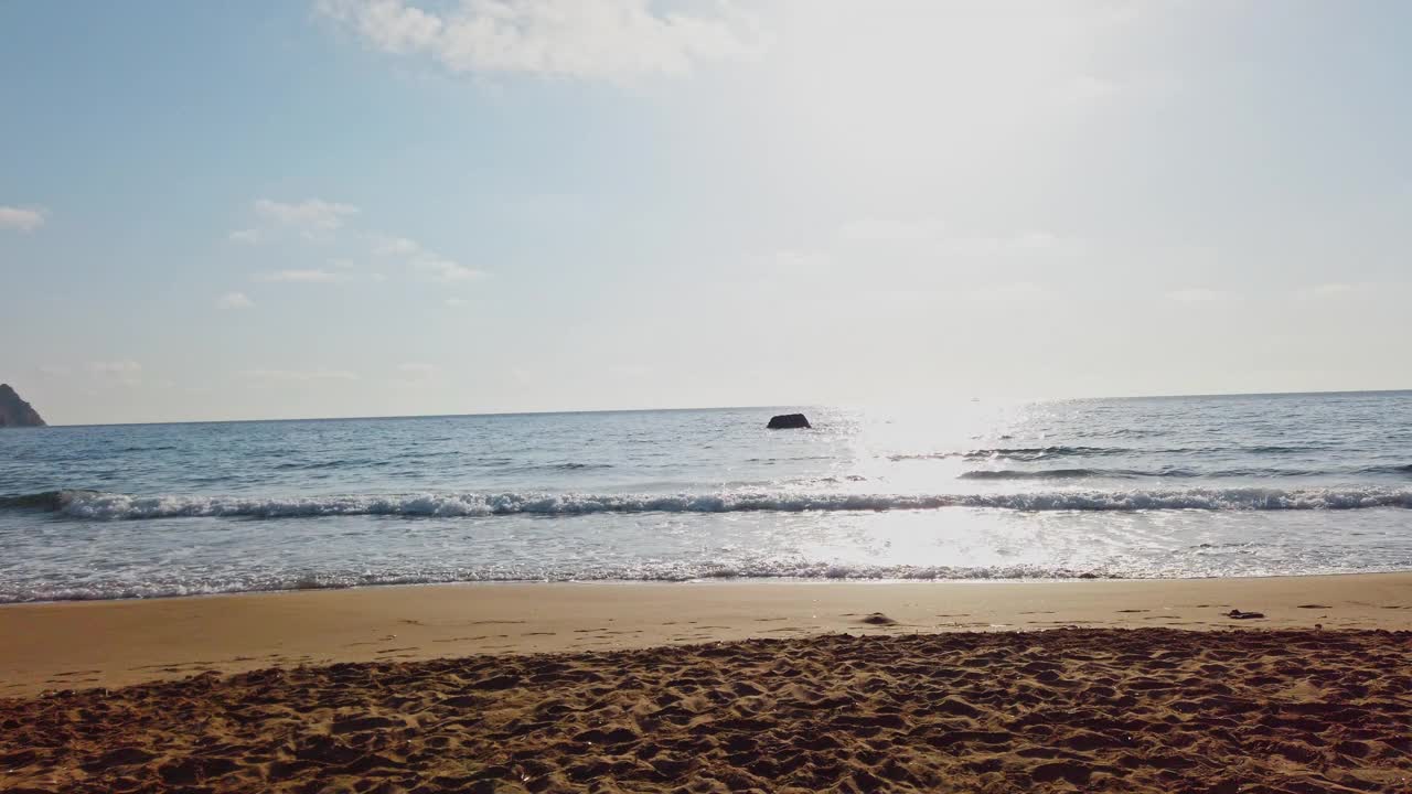 夏天，西班牙伊比沙岛美丽的海滩视频素材