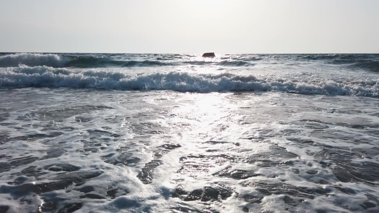 夏天，西班牙伊比沙岛美丽的海滩视频素材