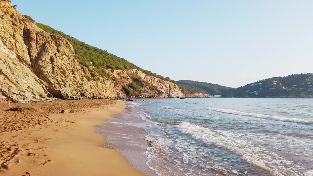 夏天，西班牙伊比沙岛美丽的海滩视频素材