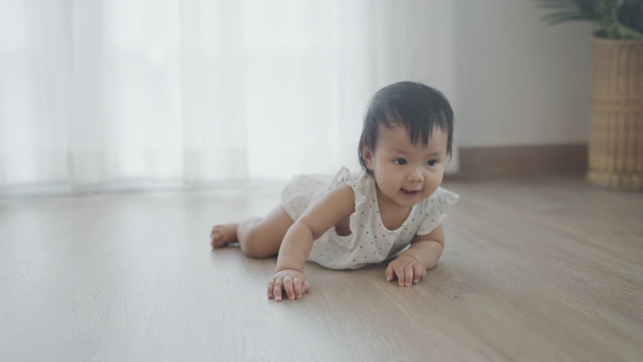 婴儿在地板上爬视频素材