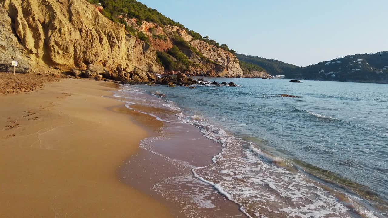 夏天，西班牙伊比沙岛美丽的海滩视频素材