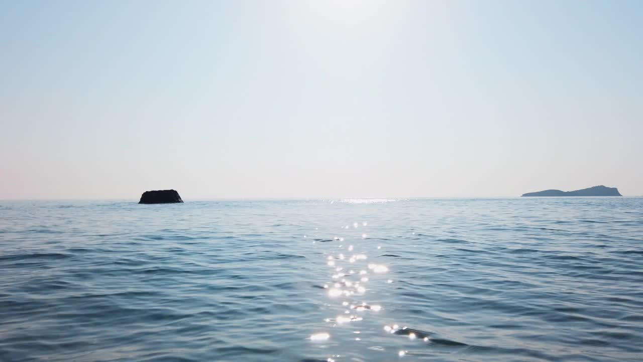 夏天，西班牙伊比沙岛美丽的海滩视频素材