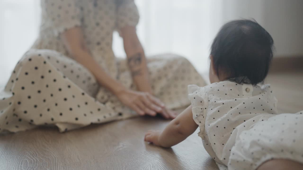 婴儿在地板上爬向妈妈。视频素材