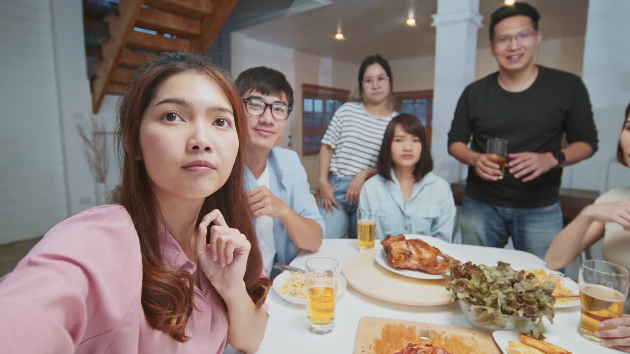 一群年轻的亚洲人在家里进行视频电话远程会议。家人和朋友在线聚会，互联网通信信息技术，或冠状病毒社交距离的生活方式概念视频素材