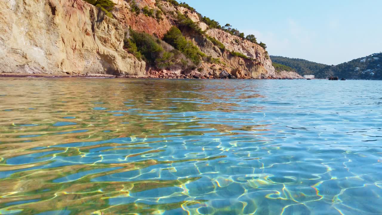 夏天，西班牙伊比沙岛美丽的海滩视频素材