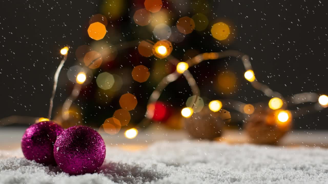 动画的圣诞泡泡在雪和bokeh花环视频素材