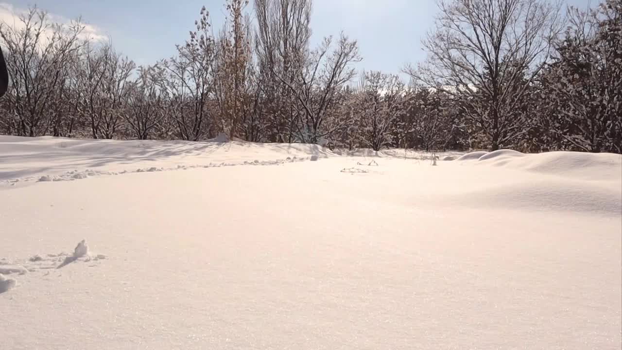 人在雪地上行走寒冷的天气零下50摄氏度。
在土耳其埃尔祖鲁姆。
森林里的雪地上有人类的脚印。
追踪,追踪。
冬天下雪。
脚印，脚印，脚印视频素材